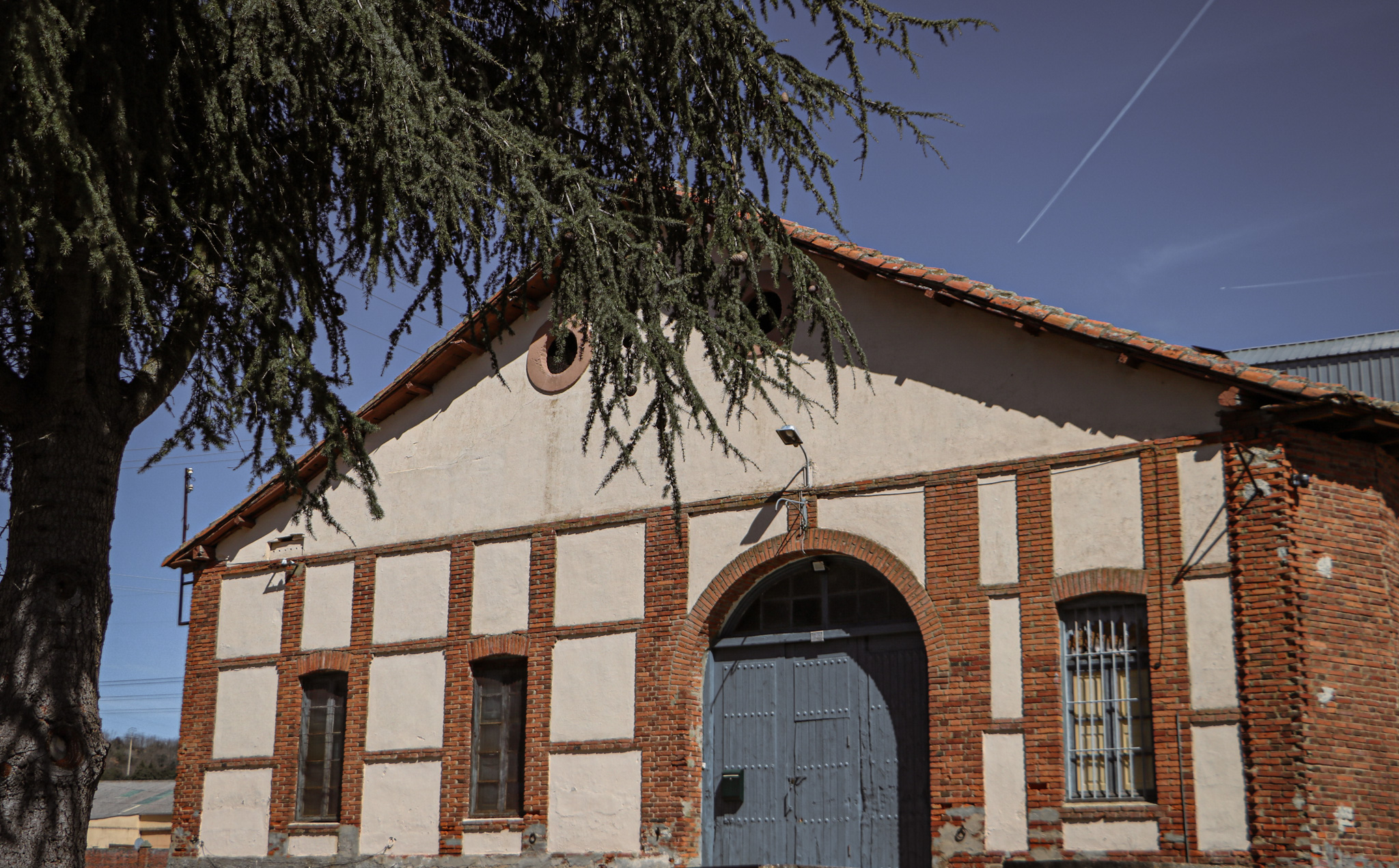 La Fábrica de Harinas — Fachada puerta y árbol